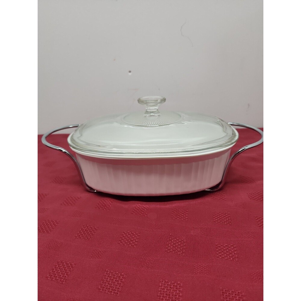 CorningWare French White 2.8 Liter Casserole F-2-B With Lid And Cradle Classic